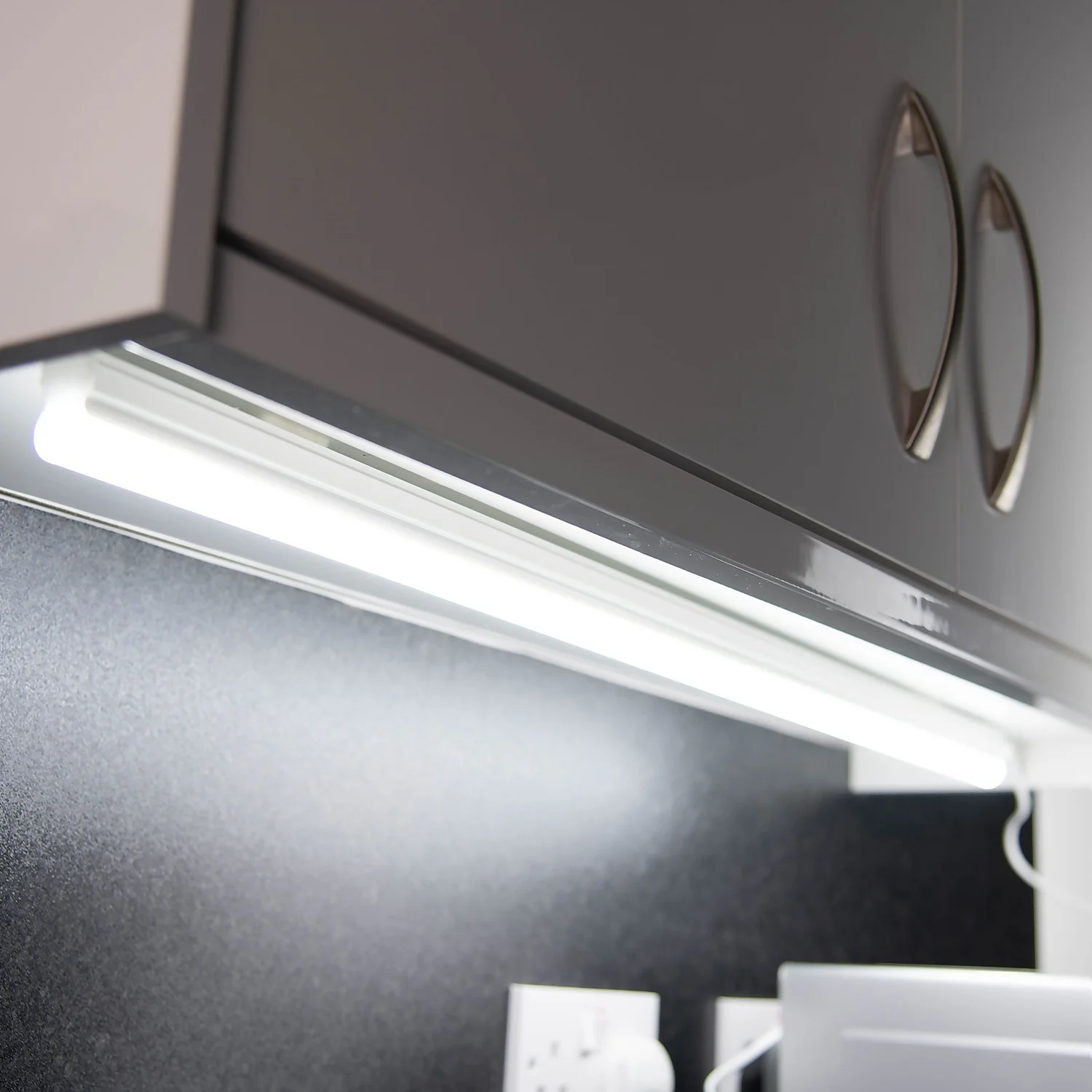 Arlec 12W Cool White Bar Light 5 Arlec 12W Cool White Bar Light - Image 3