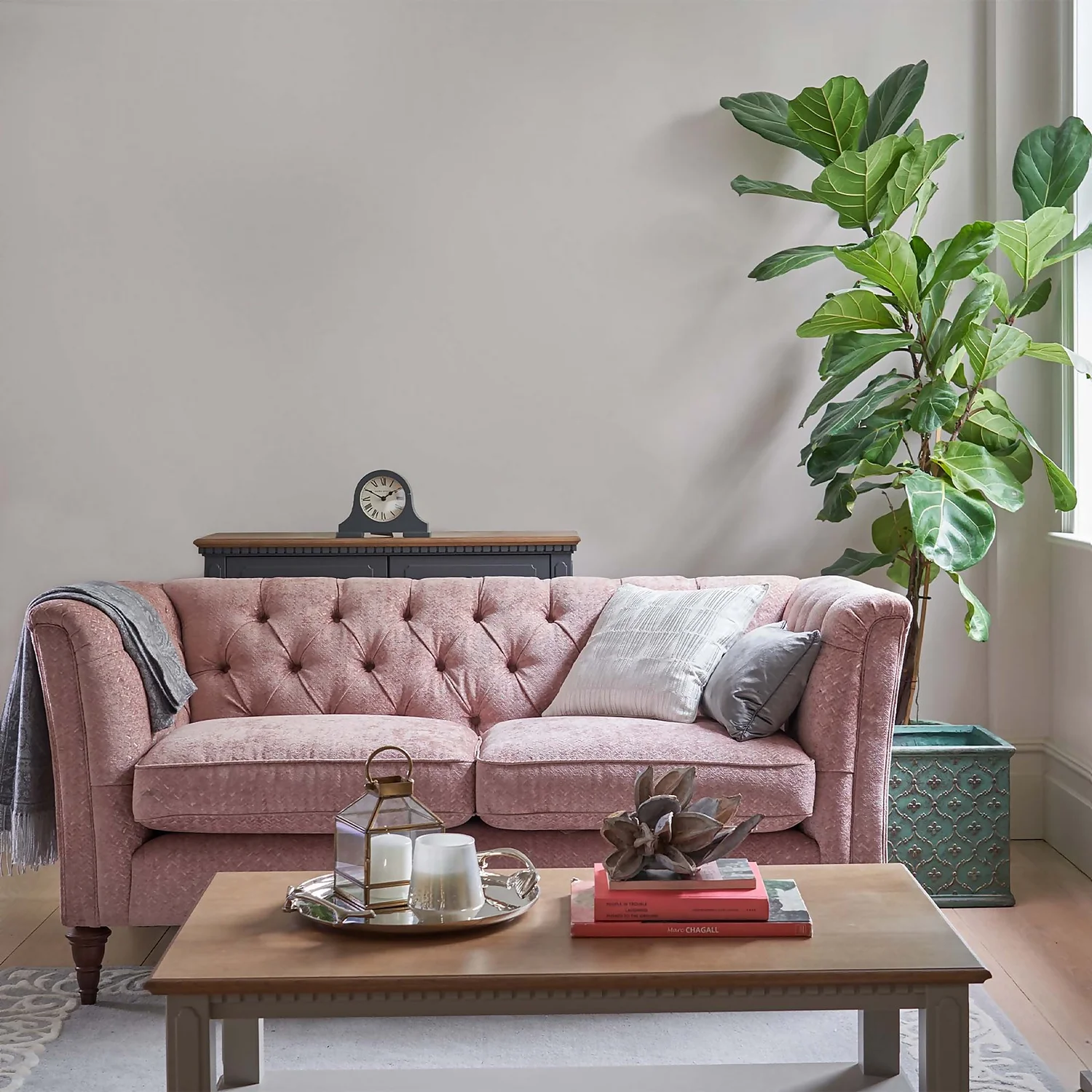 Laura Ashley Matt Emulsion Paint Amethyst White - 2.5L 4 Laura Ashley Matt Emulsion Paint Amethyst White - 2.5L - Image 2